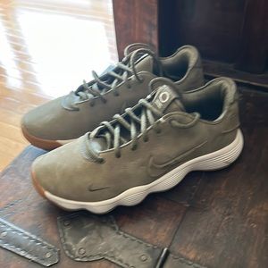 Nike hyperdunk low sneakers men’s size 7, women’s 6